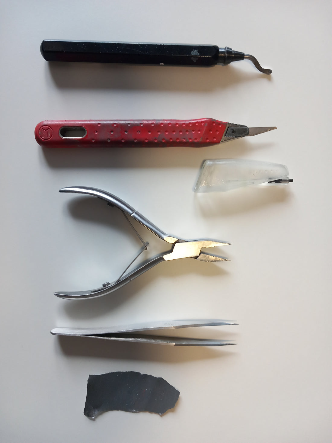 v.o Rundmesser, Skalpell, Seitenschneider, Pinzette, Schleifpapier