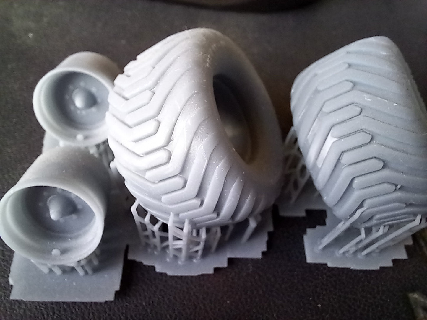 1 Radsatz Terrabereifung 700/50-24 BS 1:32