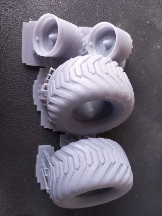 1 Radsatz Terrabereifung 700/50-24 BS 1:32