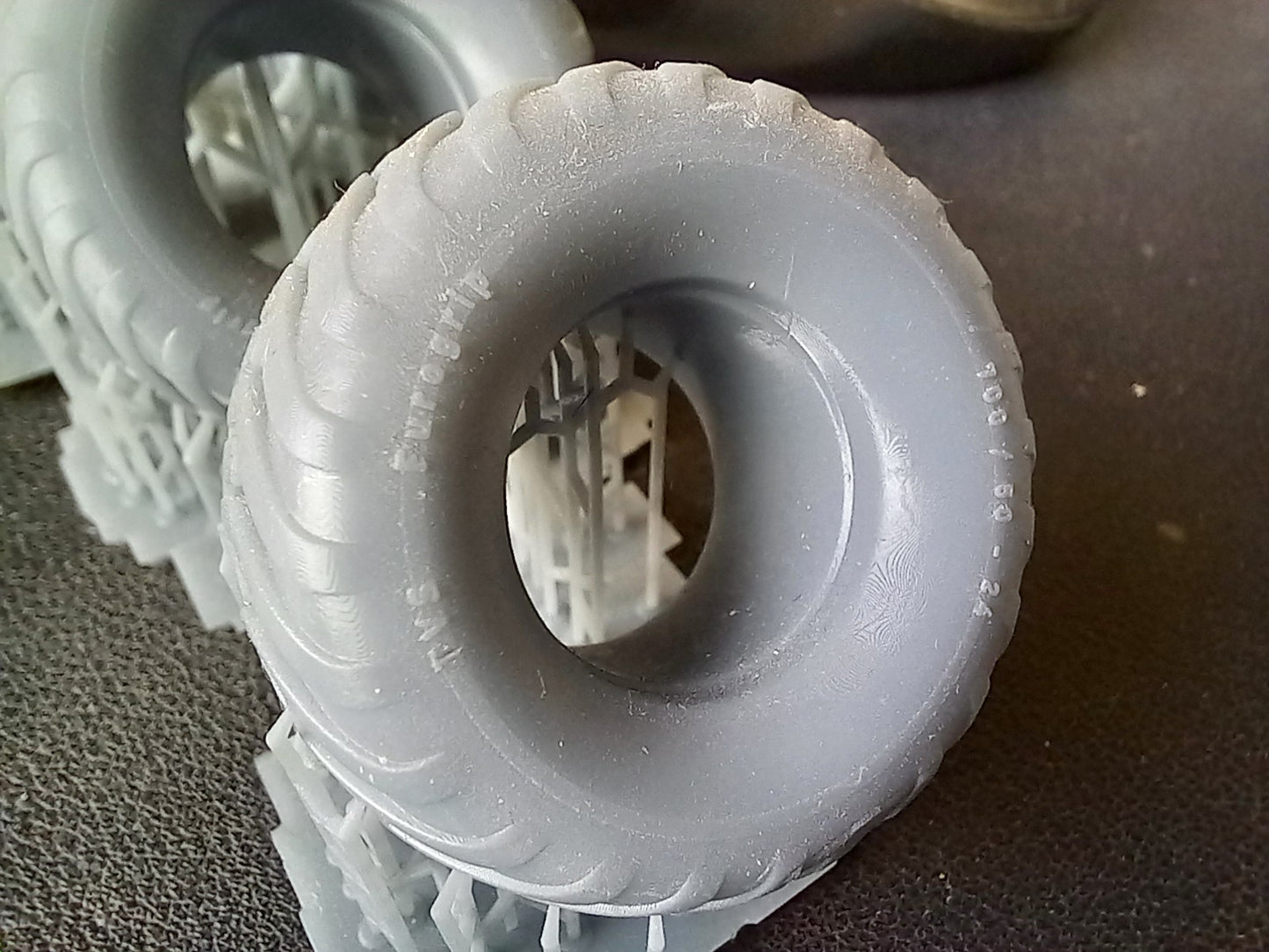 1 Radsatz Terrabereifung 700/50-24 BS 1:32