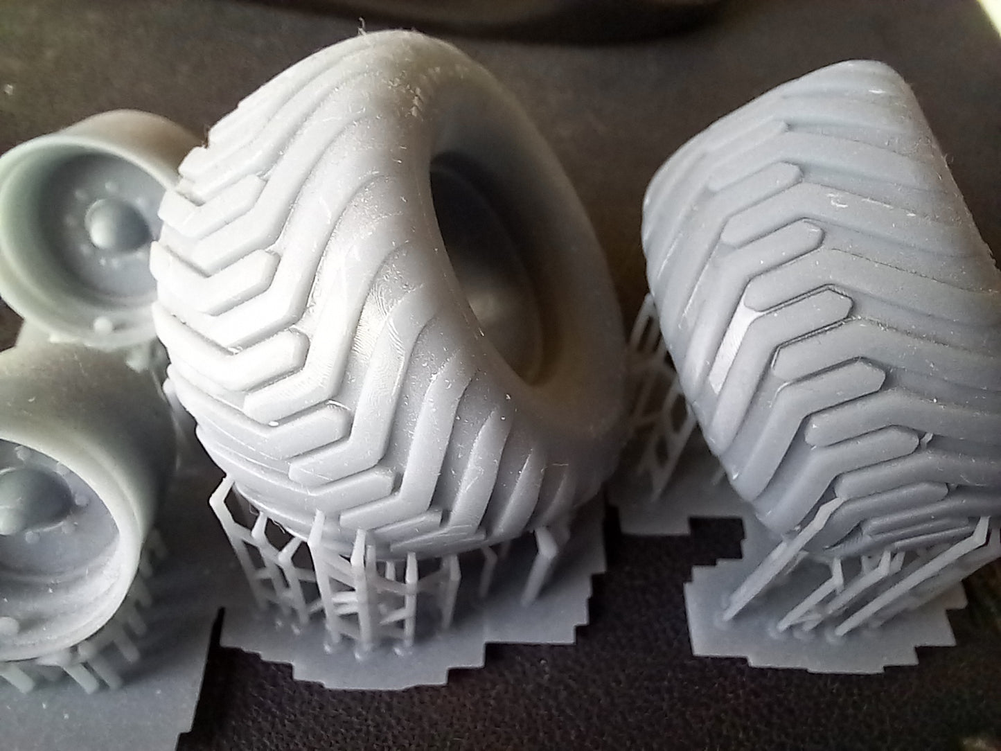 1 Radsatz Terrabereifung 700/50-24 BS 1:32