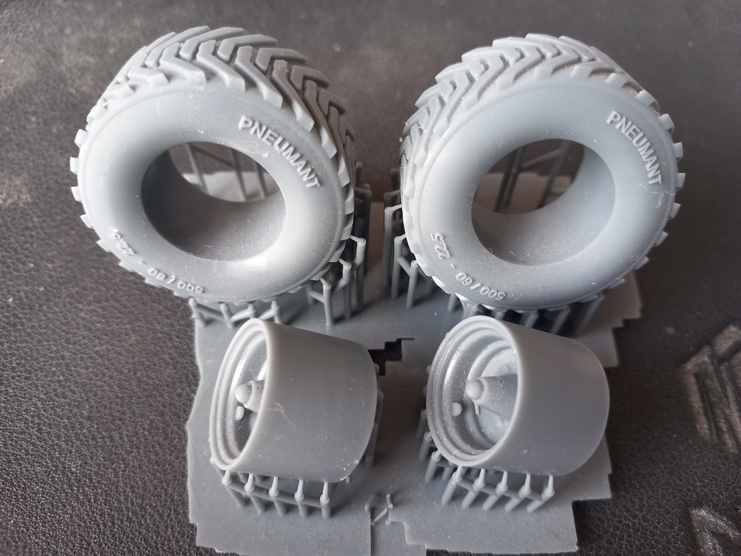 1 Radsatz Terrabereifung 500/60-22,5 BS 1:32